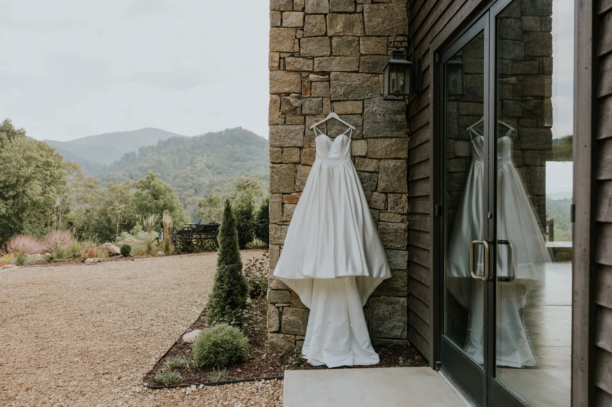 sugar-hollow-retreat-butler-tennessee-summer-elegant-classic-luxury-smoky-mountain-wedding-katy-sergent-photography-13.jpg