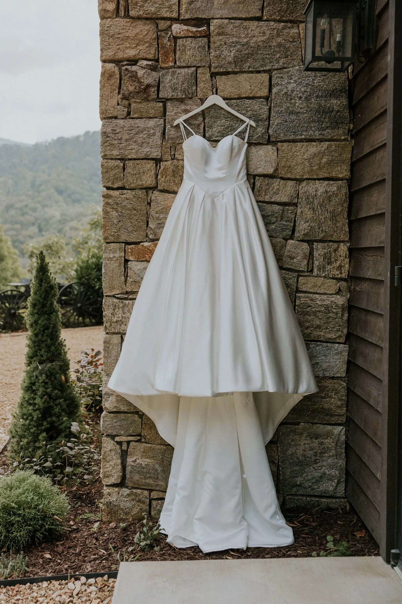 sugar-hollow-retreat-butler-tennessee-summer-elegant-classic-luxury-smoky-mountain-wedding-katy-sergent-photography-14.jpg