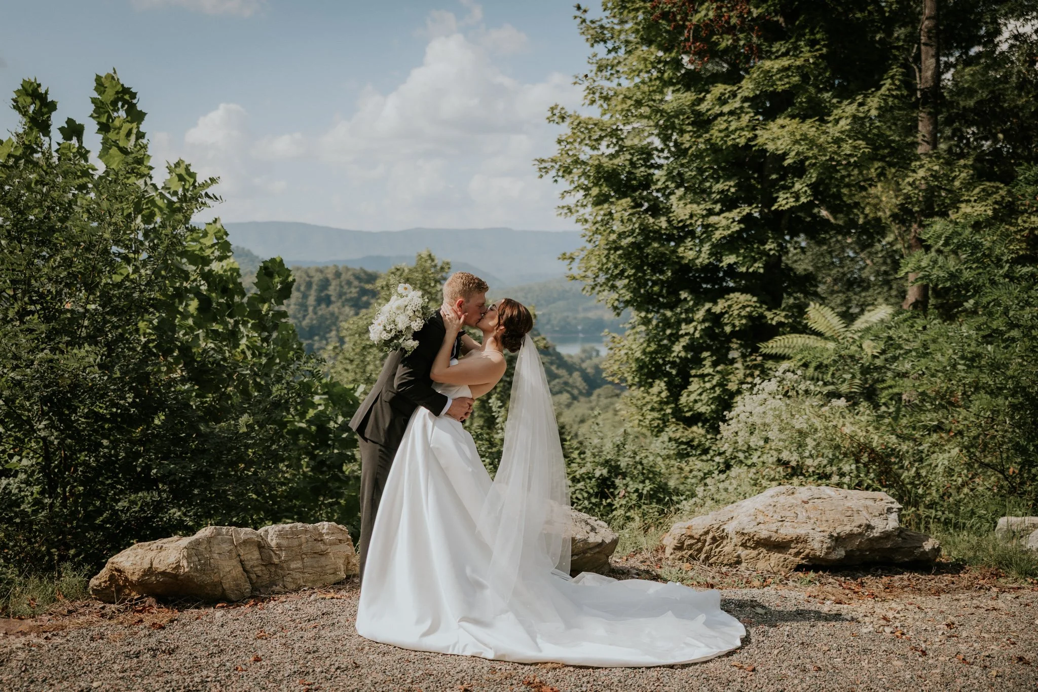 sugar-hollow-retreat-butler-tennessee-summer-elegant-classic-luxury-smoky-mountain-wedding-katy-sergent-photography-135.jpg