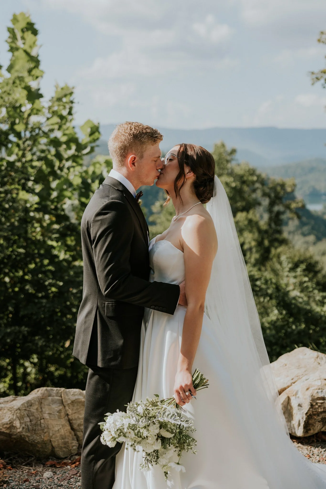 sugar-hollow-retreat-butler-tennessee-summer-elegant-classic-luxury-smoky-mountain-wedding-katy-sergent-photography-140.jpg
