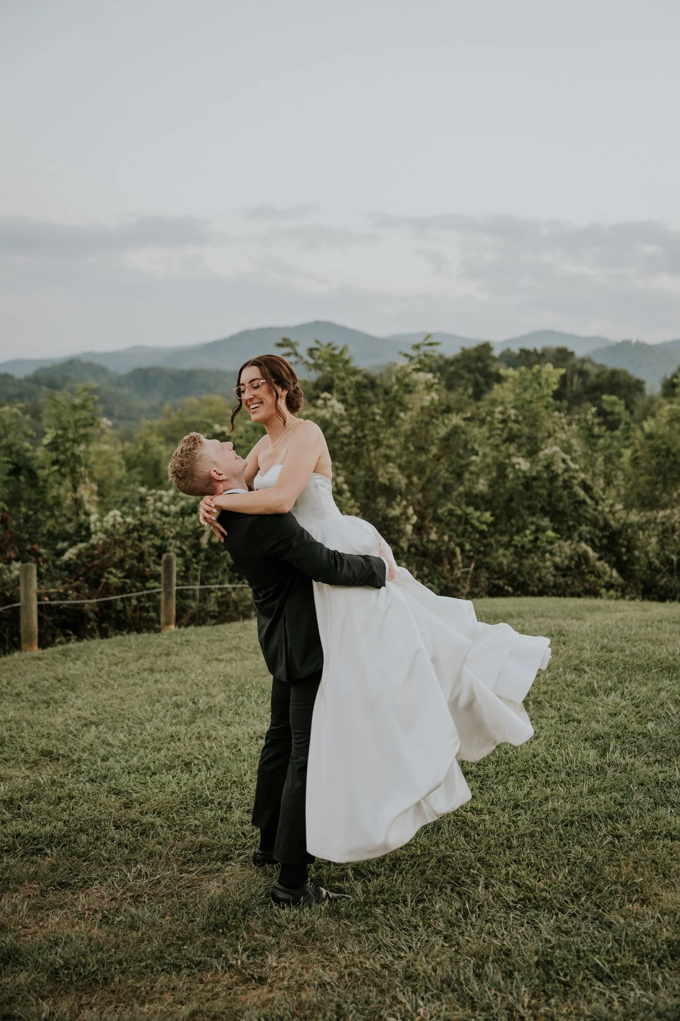 sugar-hollow-retreat-butler-tennessee-summer-elegant-classic-luxury-smoky-mountain-wedding-katy-sergent-photography-162.jpg