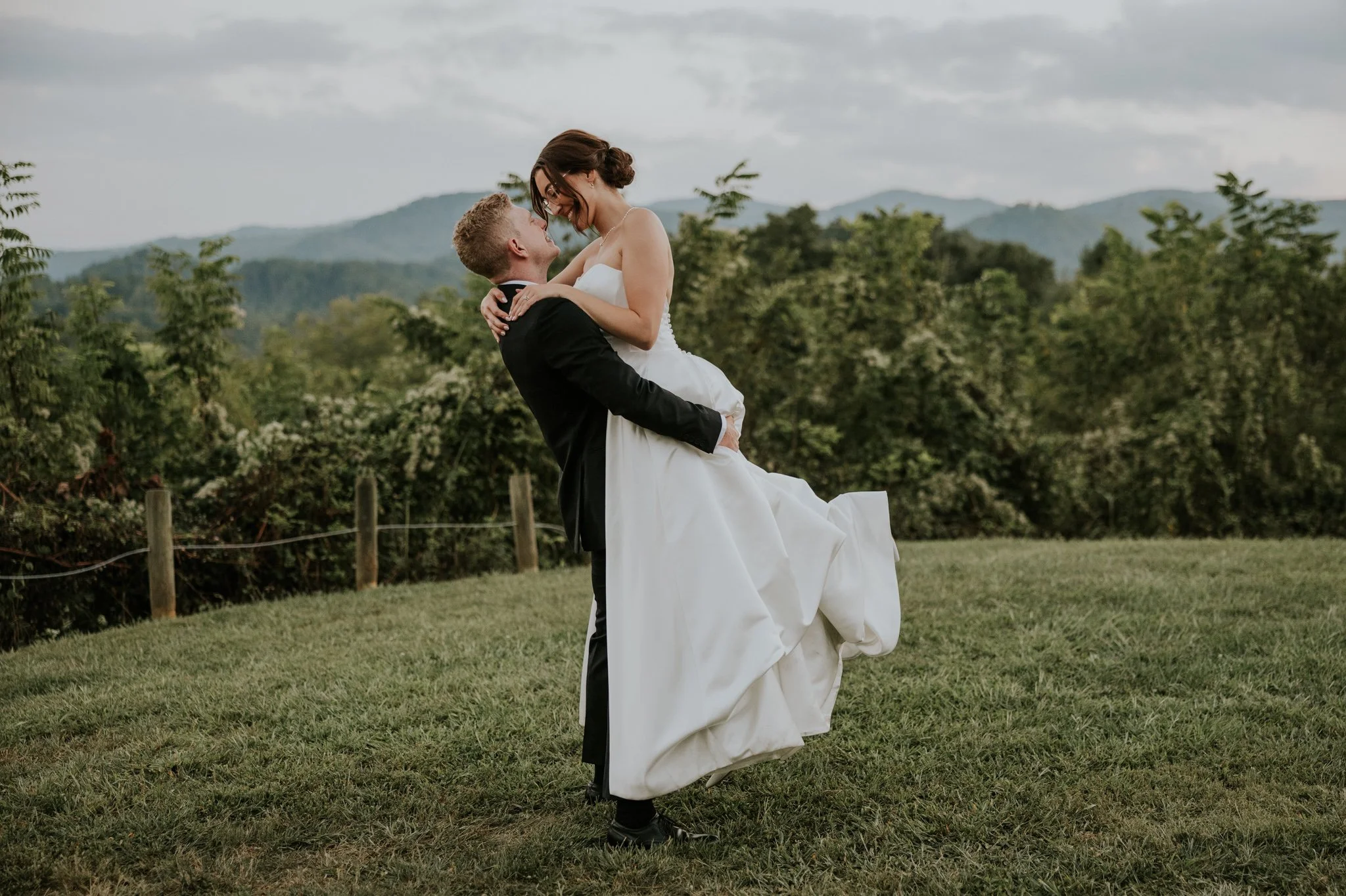 sugar-hollow-retreat-butler-tennessee-summer-elegant-classic-luxury-smoky-mountain-wedding-katy-sergent-photography-163.jpg