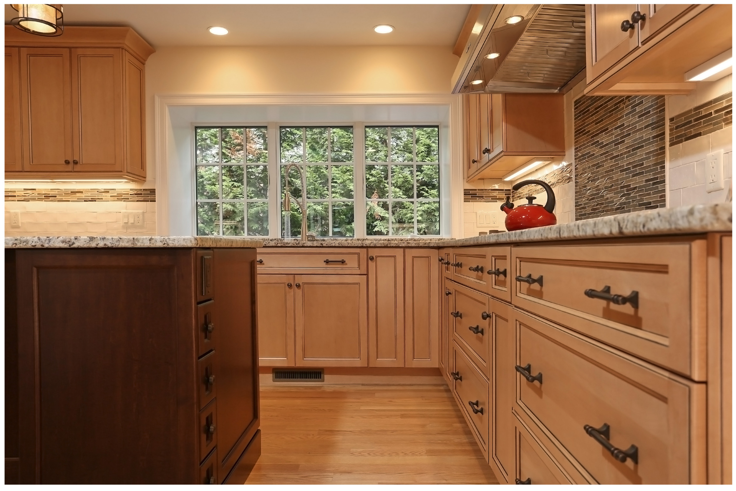 KitchenVisions-New-Traditional-Kitchen-ChestnutHill-6E9C8439rt-12x8-300.jpg