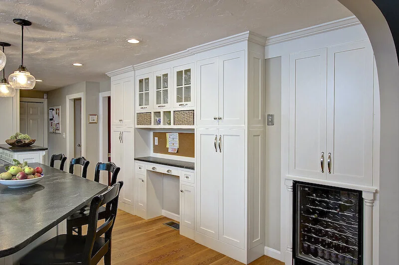 KitchenVisions-Sudbury-kitchen-with-desk-area-for-organization.jpeg