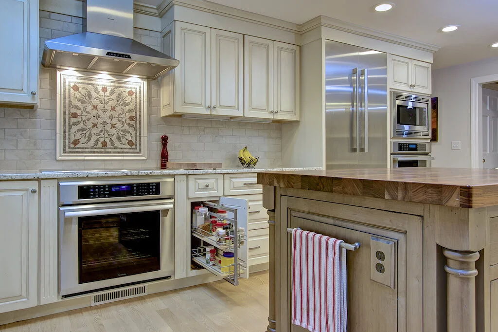 Mosaic+backsplash+Sudbury+KitchenVisions.jpg