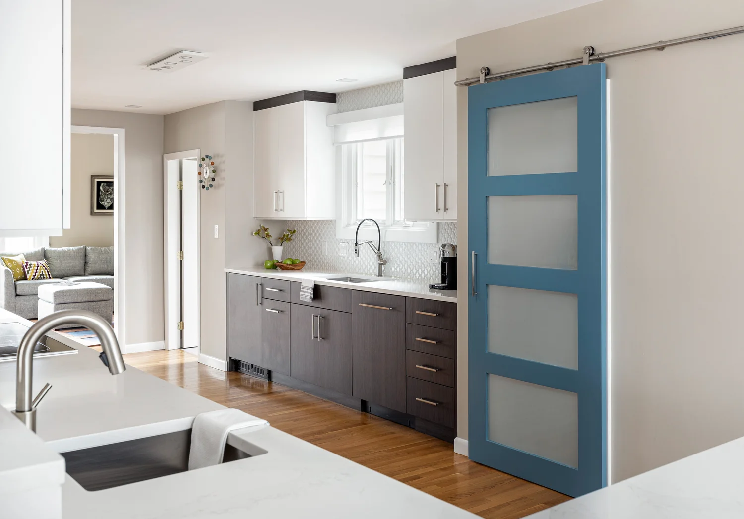 Newton+Mid-Century+kitchen+Pantry+door+closed+KITCHENVISIONS+kitchen+bath+designers+space+planners_06.jpg