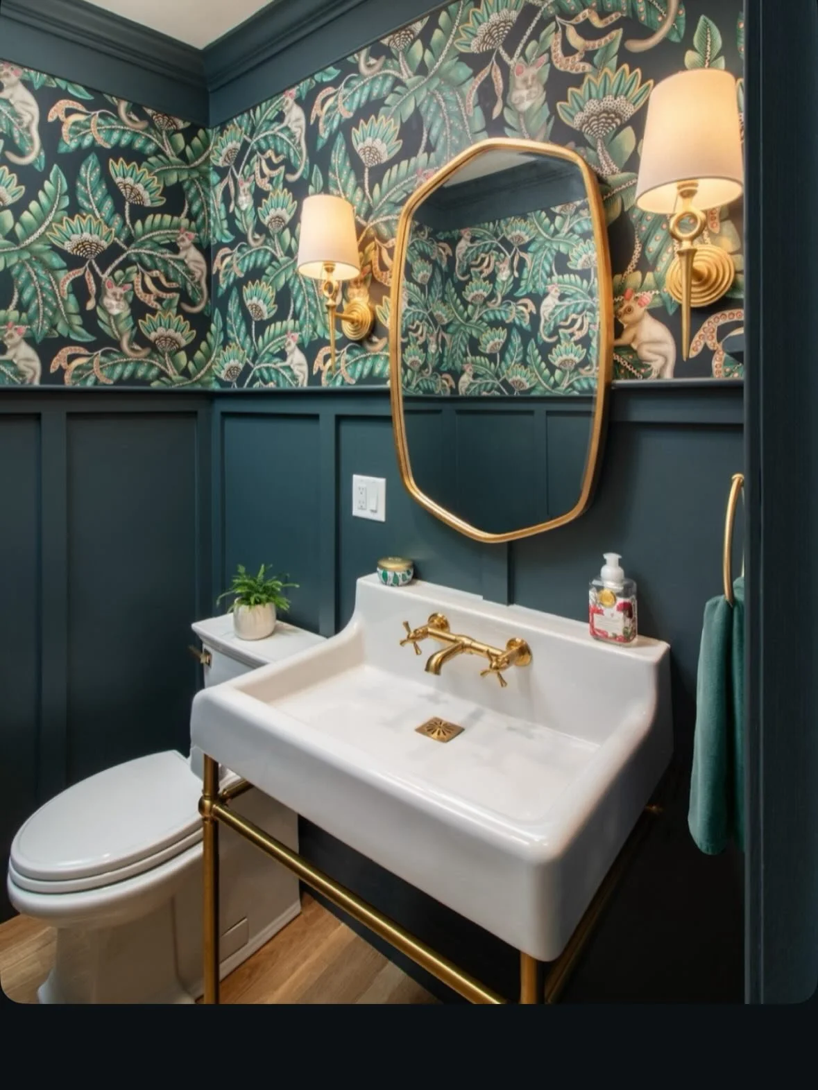 BIG STYLE + SMALL SPACE | We&rsquo;re honored to have our project as #1 TOP POWDER ROOM on @houzz for 2025! Proof that powder rooms deserve attention. (Link in Bio)

Design: @kitchenvisions
Builder: Creative Home Improvements @chicanhelp
Photo: @nyst