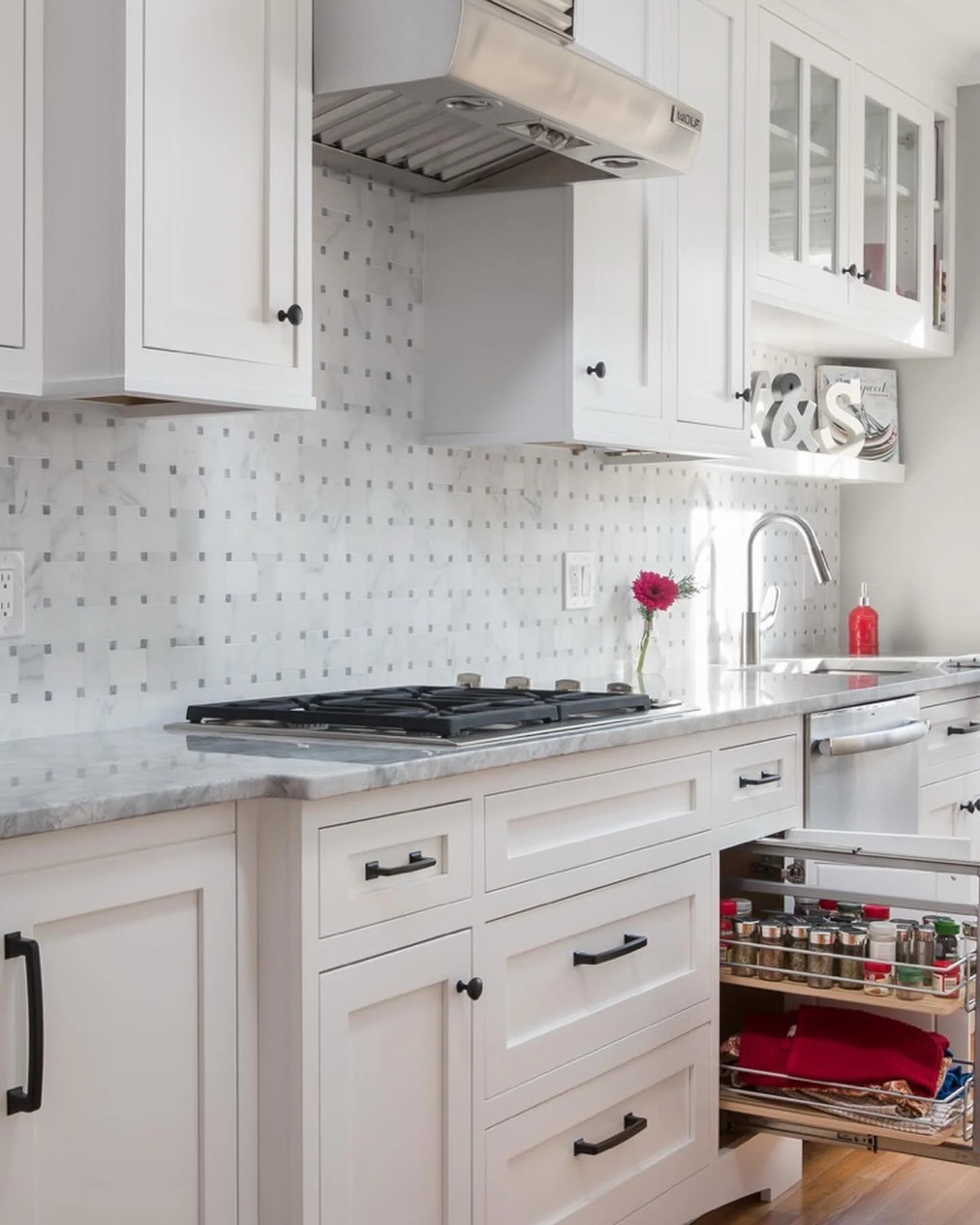 SAILING THROUGH DINNER PREP | Think galley kitchens can&rsquo;t compete? Smart design proves otherwise. More about this on our website blog (link in bio). Here are 5 galley kitchens that are full steam ahead!

(1) Beacon Street Beauty View 1 - Boston