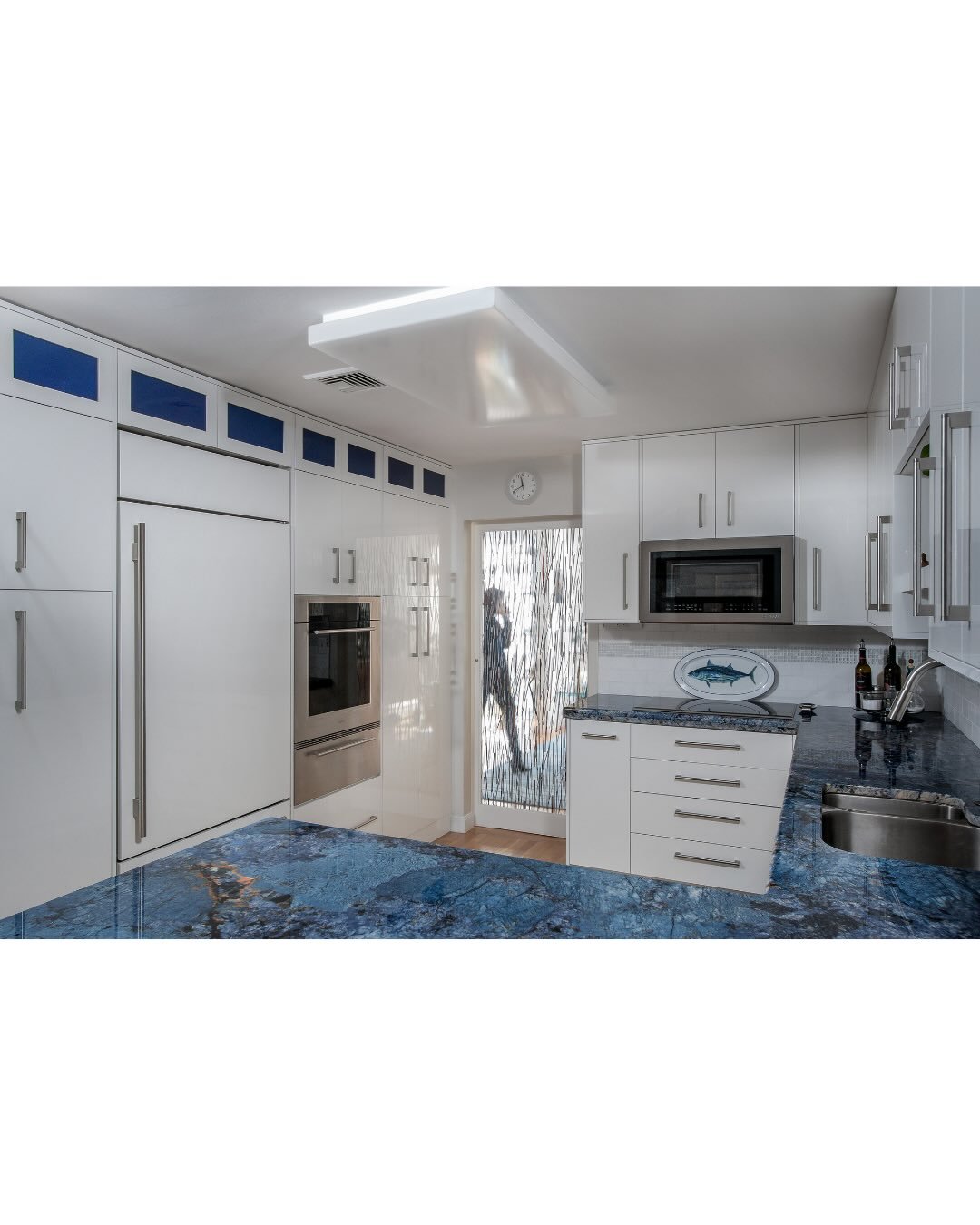 GLASS ACT: THE ANSWER TO A LIGHTER, BRIGHTER KITCHEN.

What if the difference between &ldquo;nice&rdquo; and &ldquo;wow&rdquo; was glass - the clear winner.  See how this timeless material can transform your kitchen. Read more about it on our latest 