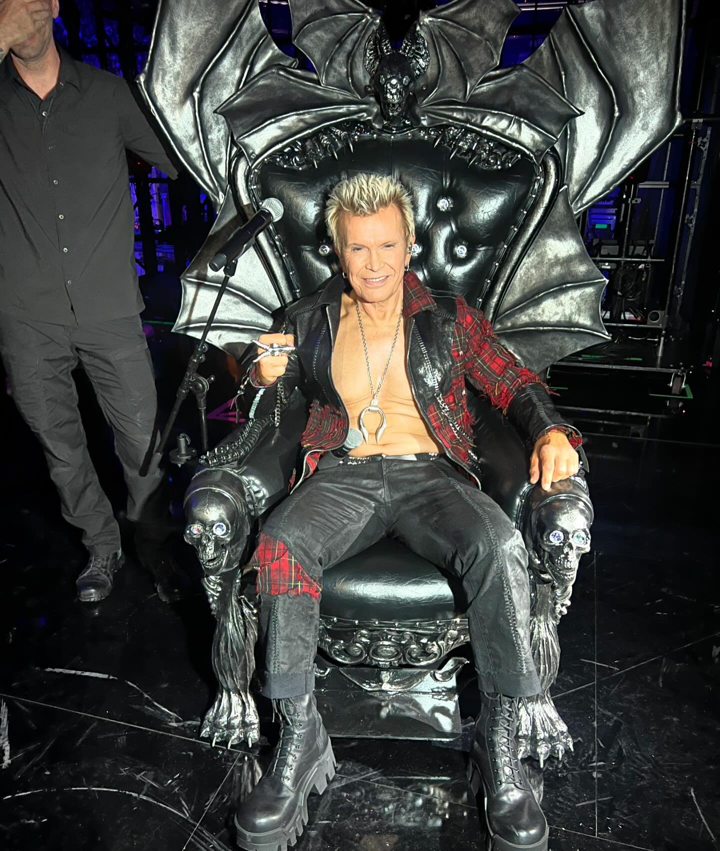 One of my fav photos / moments from last night of @billyidol looking amazing in his stage fit by @chandradyani and @charlesams 👌🏻 (hair/makeup by me) testing out @ozzyosbourne &lsquo;s 🦇 throne for a brief second before he jumped on stage for Ozzy
