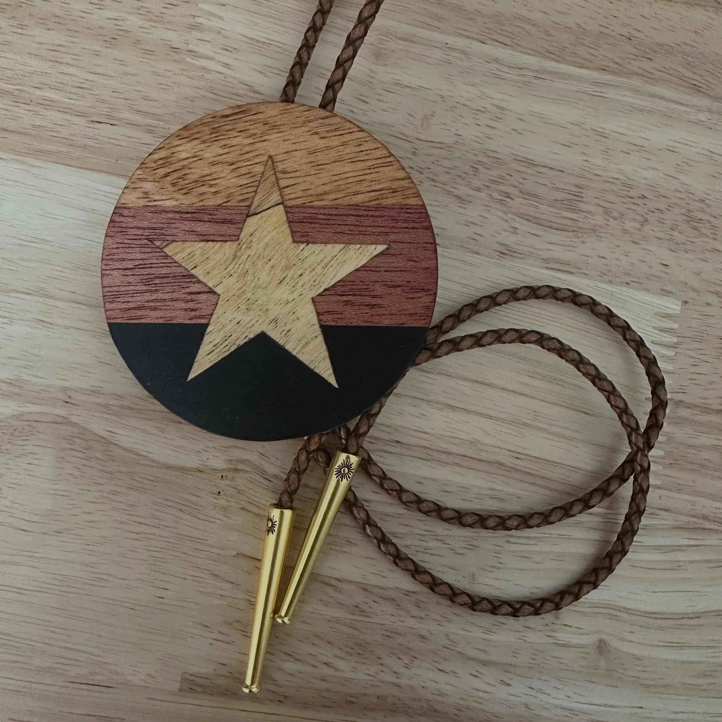 Client commission of a bolo tie inspired by the flag of Myanmar 🇲🇲 done with mango, mahogany, ebony, and a spalted tamarind inlay for the star. Super fun and challenging project that taught me a lot!
#woodworking #myanmar #bolotie #discover