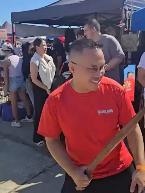 Over the weekend at @filipinoislandfestalameda, it was a super cool experience to have @fmajay (and @modernhilot) come by to demonstrate an Eskabo Daan anyo with my handmade, walnut Espada y Daga trainers 🥹 the response I got from the FMA (Filipino 
