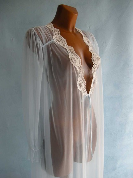 From empressjade’s etsy, check out her other cute vintage clothing.