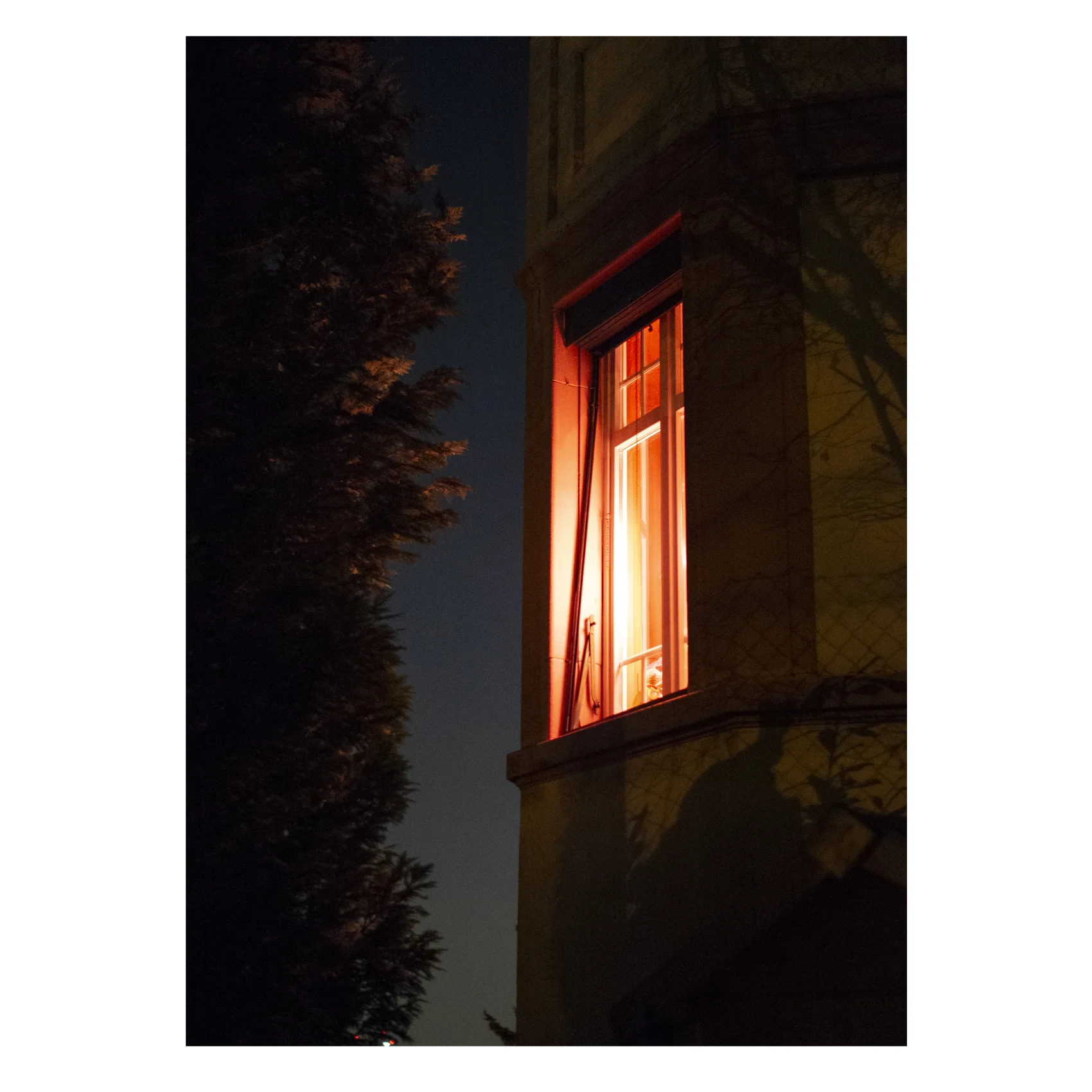 Eine Woche in der die Zeit langsamer verstreicht. Sieben Tage, mehr Nacht als Tag. Altes vergeht, Neues ist noch nicht da. Ein Bild aus einer Serie. Eine Woche, Sieben Fotografien.