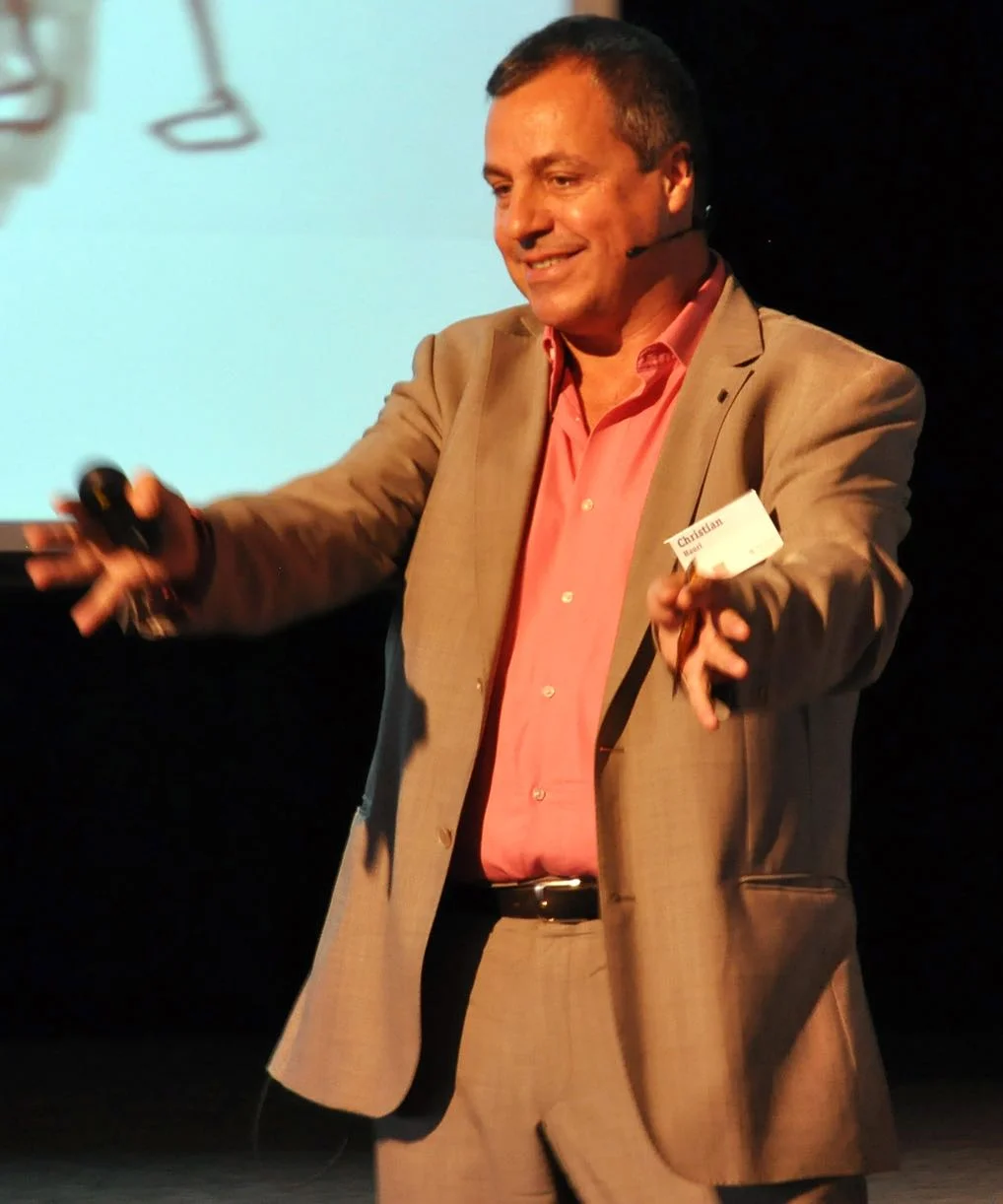 Trainer Christian Hauri moderiert seit über 25 Jahren Workshops in unterschiedlichsten Formaten – wie Teamentwicklung, UX Workshops in Projekten, Strategie- oder Grossgruppenworkshops – für Kunden in der Schweiz und in Deutschland. Seit 12 Jahren trainiert er Workshop-Moderatoren als Dozent an Hochschulen (Universität Basel, Hochschule Rapperswil) und in Unternehmen. Er führt seit 1995 seine eigene Beratungs- und Trainingsfirma Hauri Ergonomie & Coaching in Zürich.