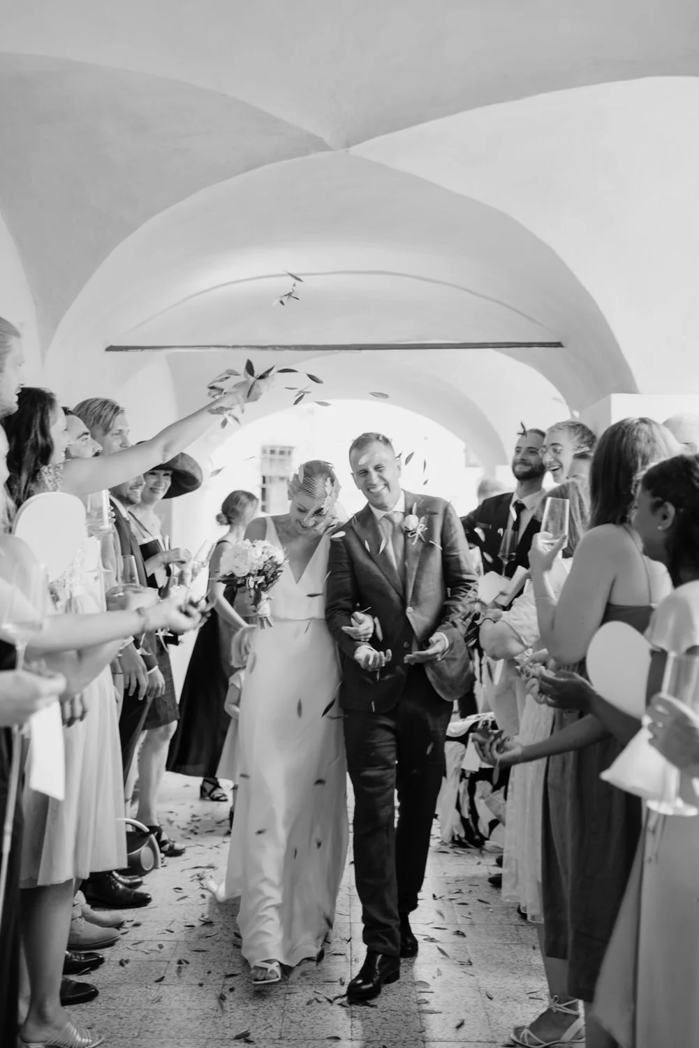 Olivblad som bröllopskonfetti i Italien