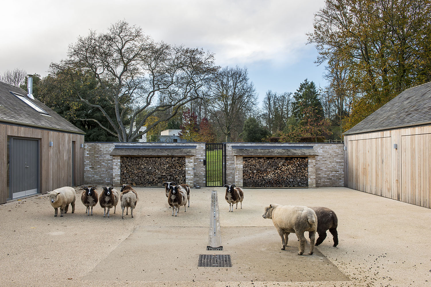 The Old Barn + Stables / Mclean Quinlan