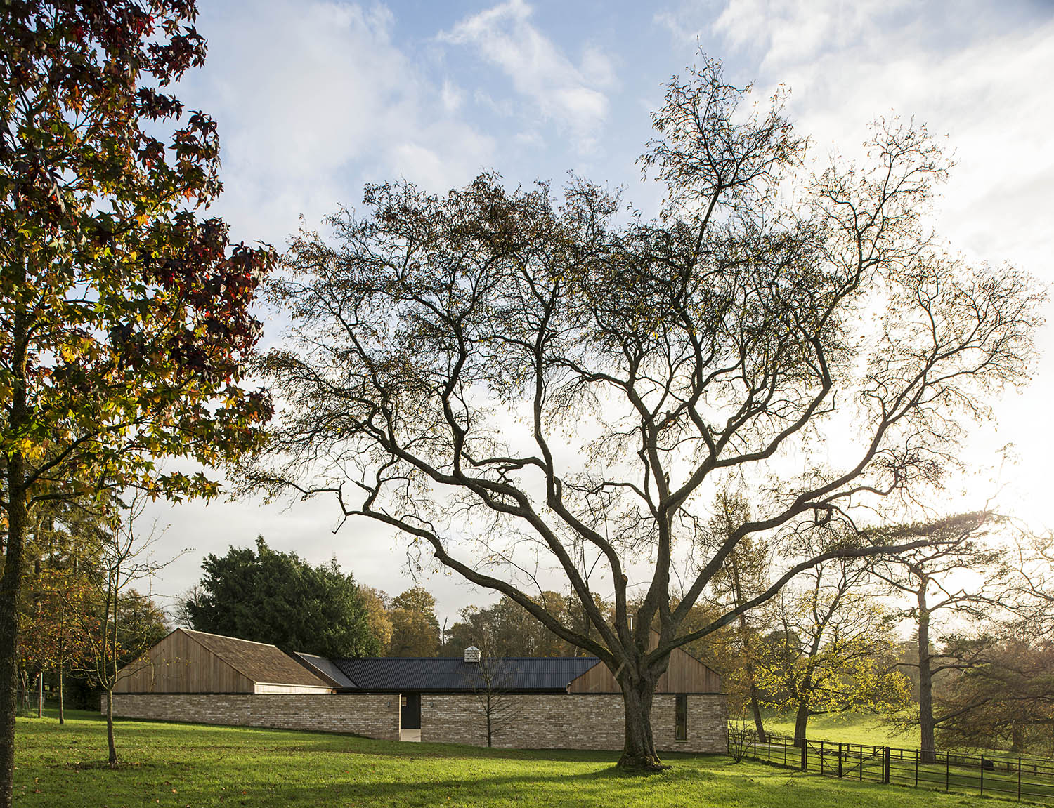 The Old Barn + Stables / Mclean Quinlan