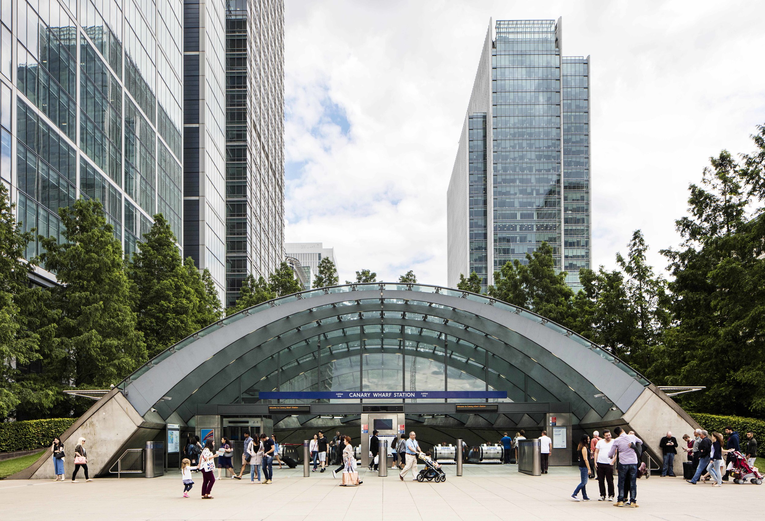 The Architecture of the Underground / Canary Wharf Station.