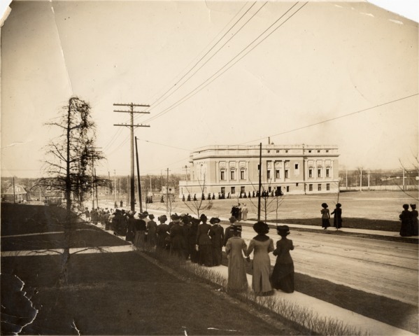 Woman visiting People's University Art Academy in 1911