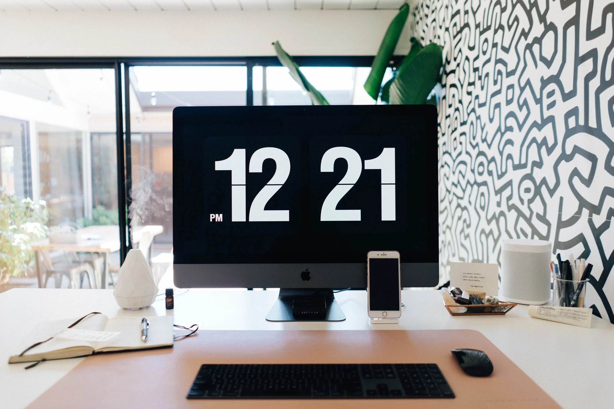 the desktop clock is called Fliqlo. Download it here.