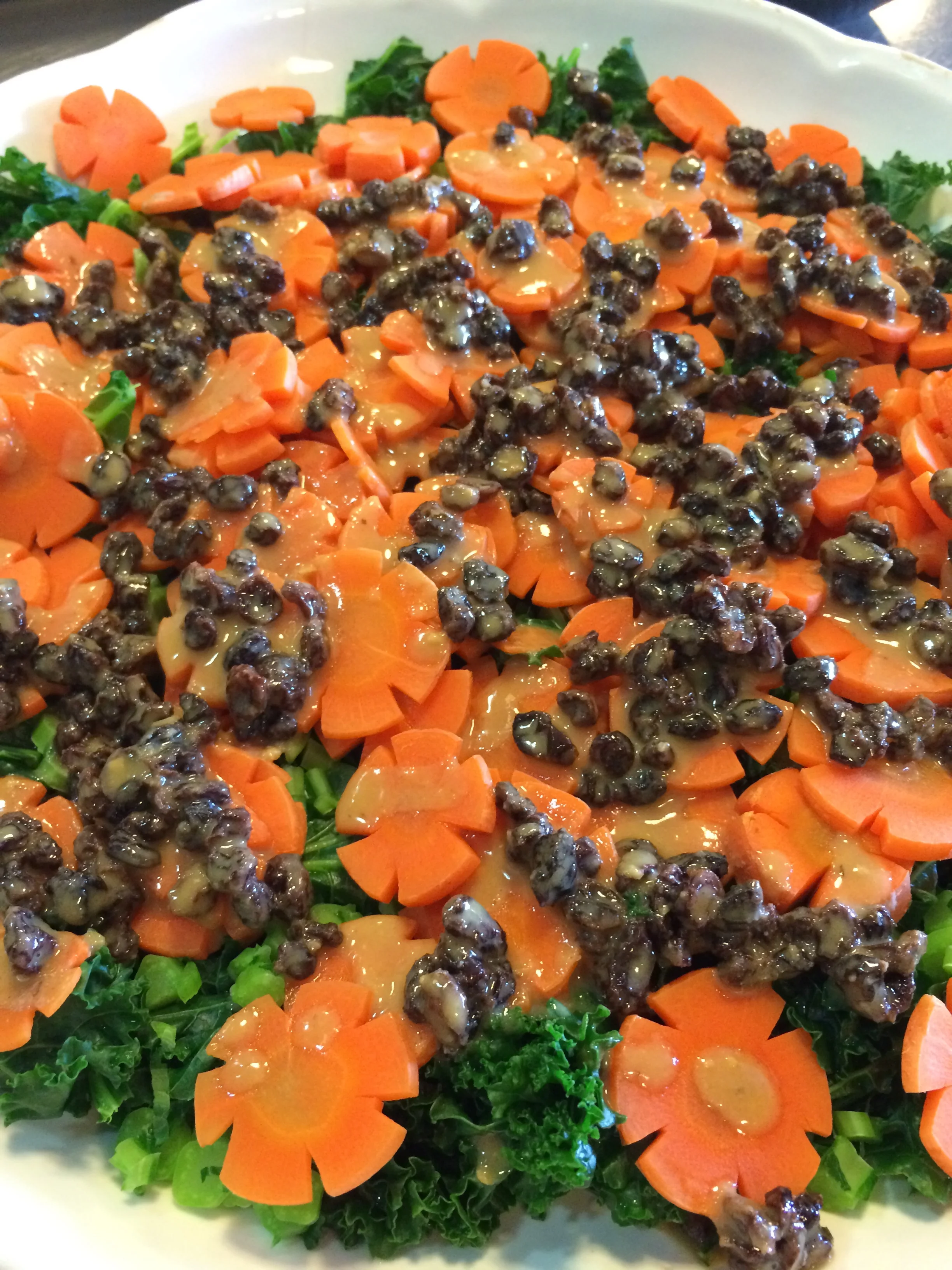 Blanched salad with kale, carrots and currants