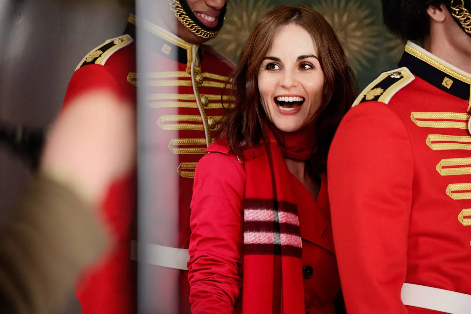 michelle-dockery-burberry-campaign-film-bts-exclusive-vogue-30oct15_b.jpg