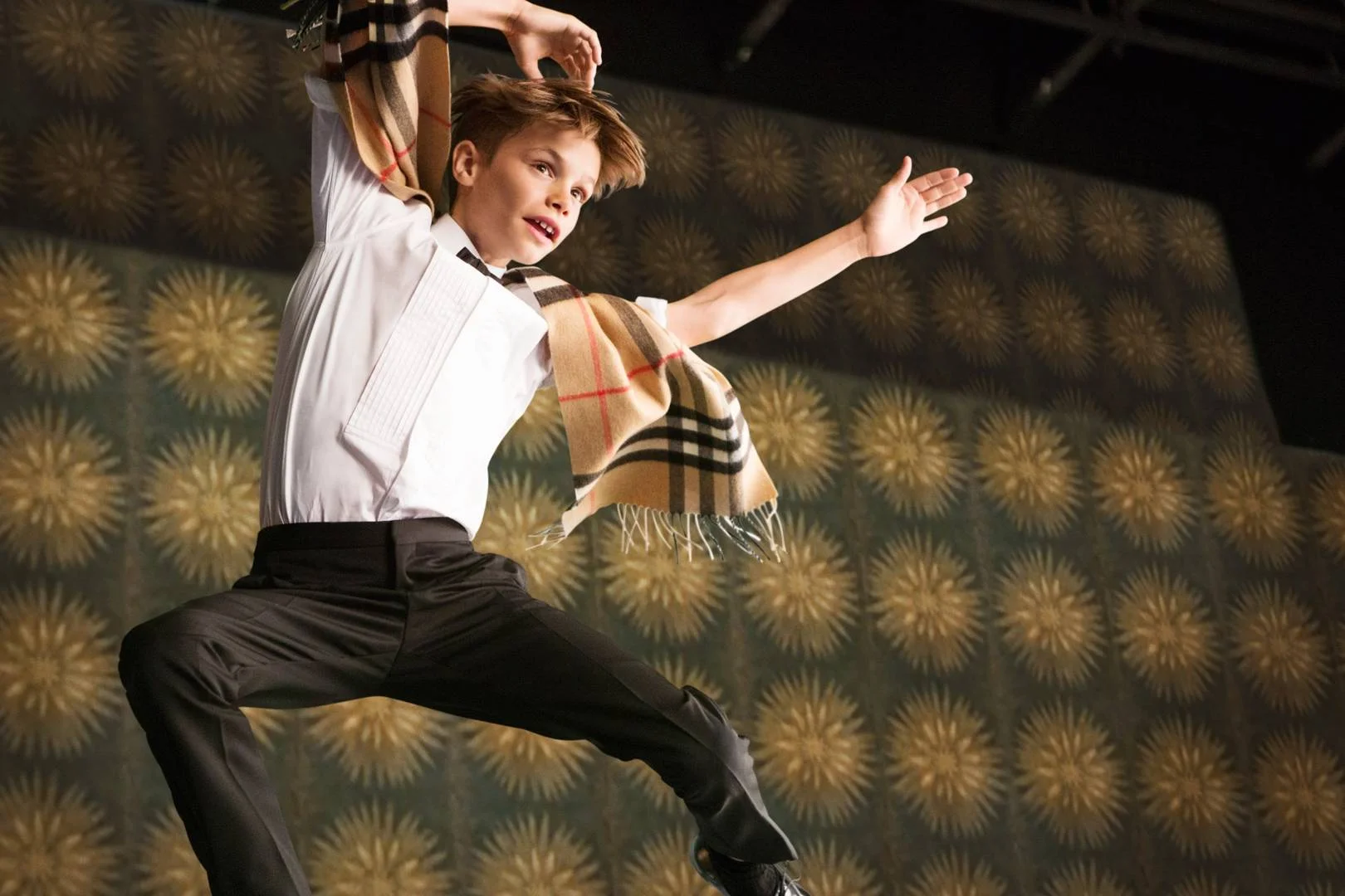 romeo-beckham-2-burberry-festive-film-bts-vogue-30oct15_b.jpg