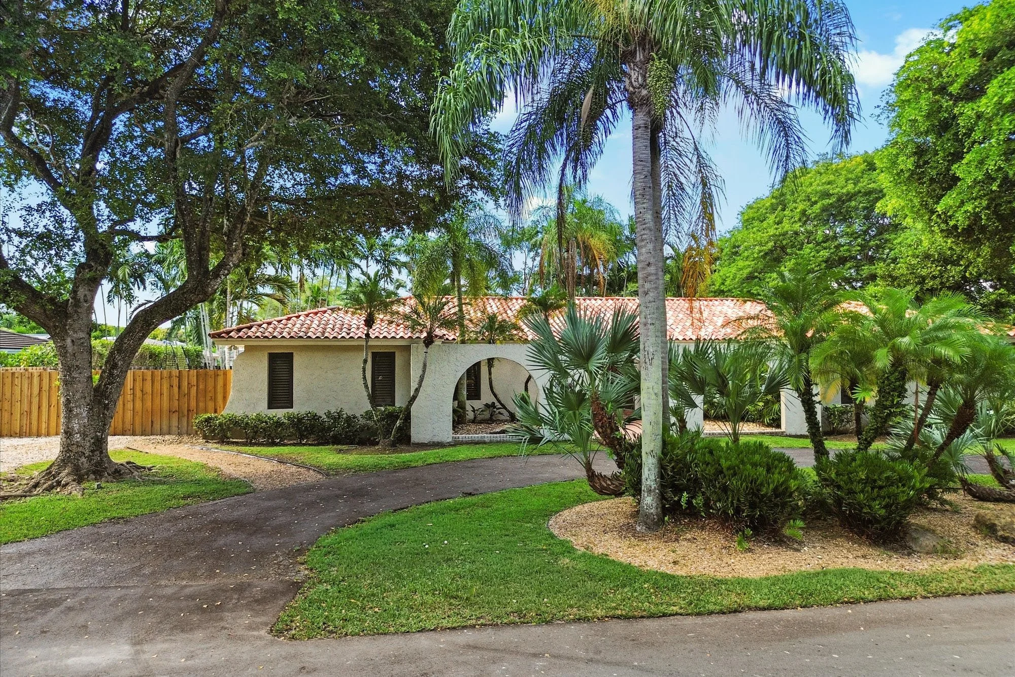 Front of 1971-built Pinecrest home.