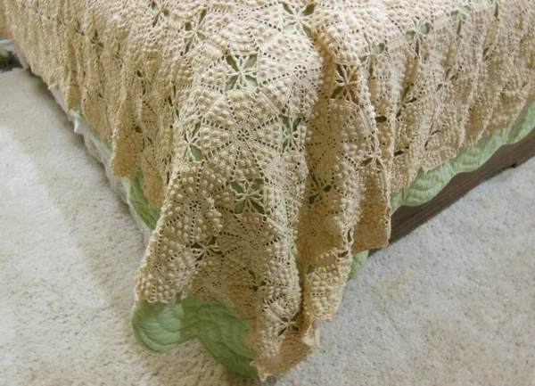 VQ 16 Crochet Flowers Coverlet 2.jpg