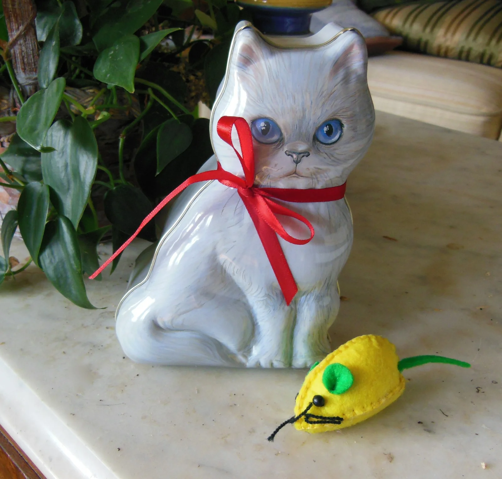 For the Cat White Cat Tin mouse.jpg