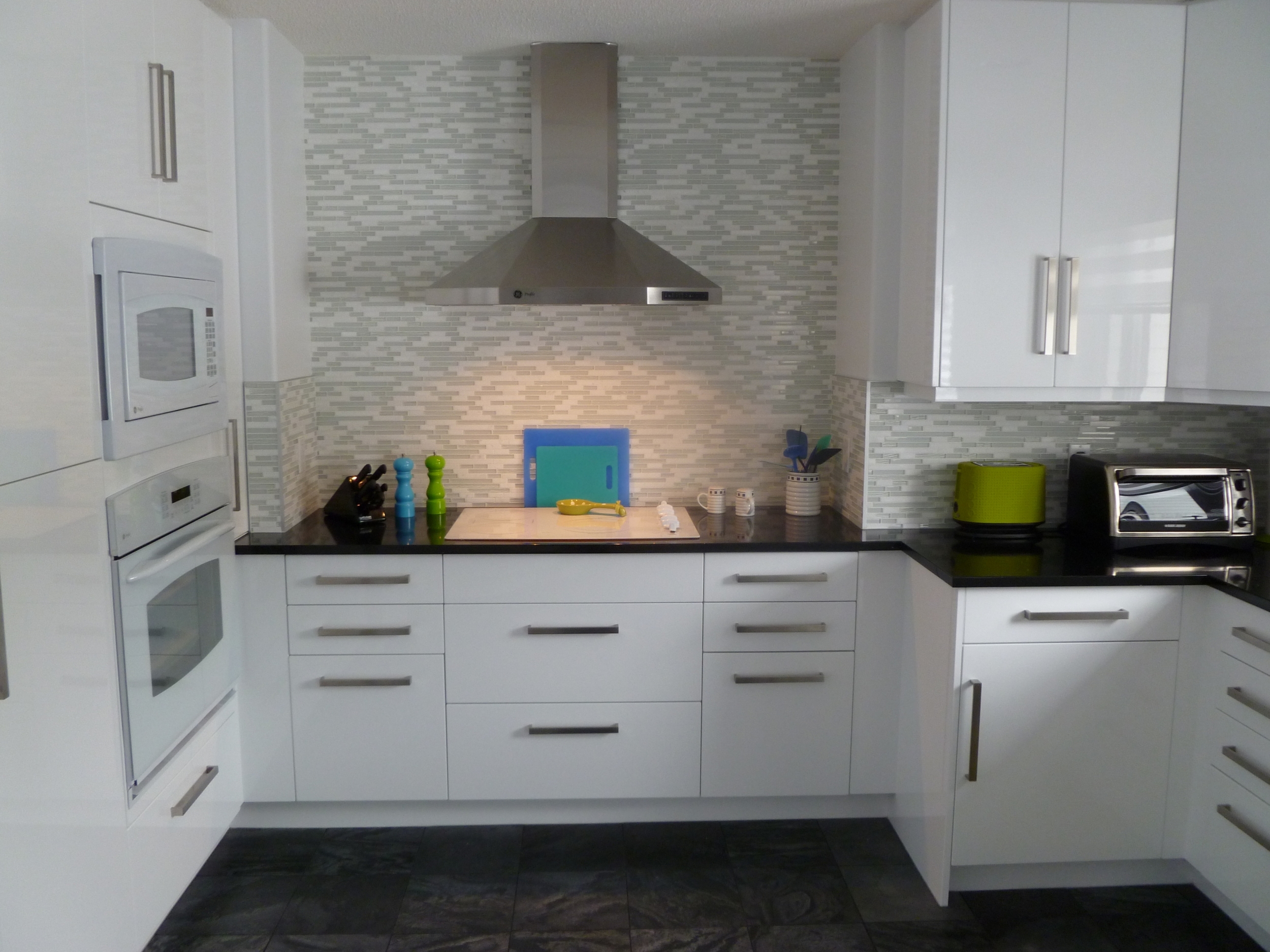 Terwillegar Kitchen Renovation Glass and Stone Backsplash and Quartzite Flooring