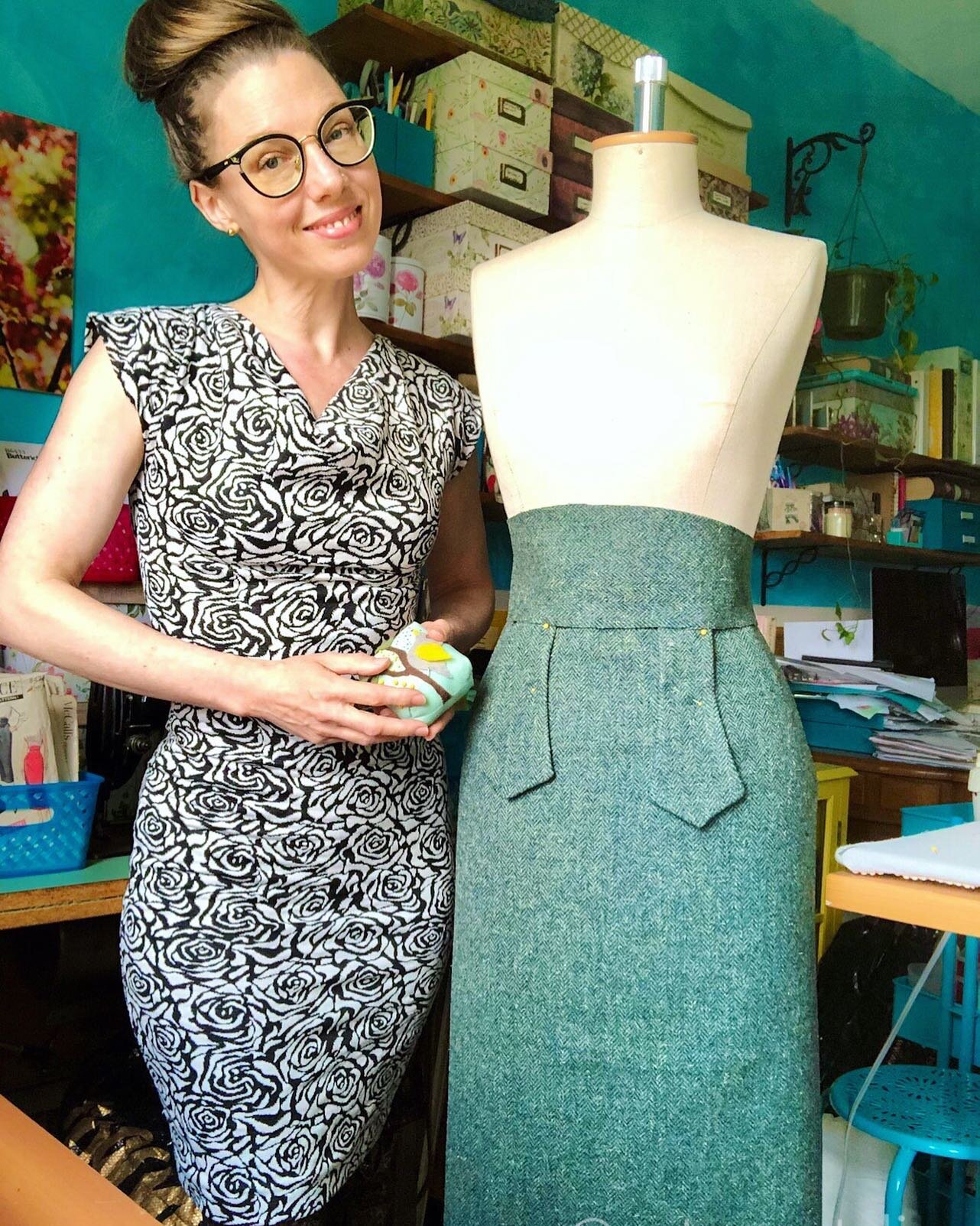 Is it just me, or can wearing a fierce dress change the trajectory of your entire day? My entry for #sewapril2021 day 16 with #rylissbod #namedclothing #billiesdesigner and #fiberstofabric is the dress I&rsquo;m wearing: a self drafted and ever so co