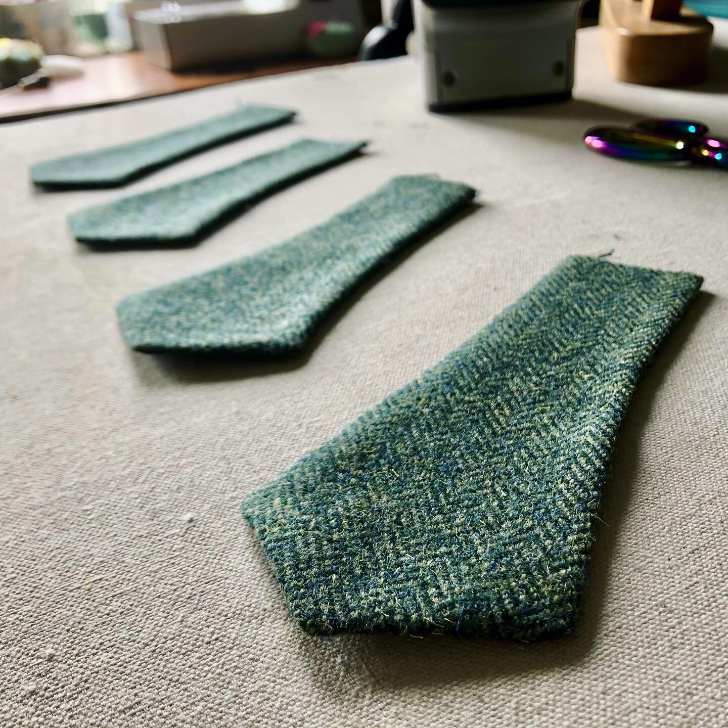Little belt tabs, all in a row!Working on my vintage wool pencil skirt. #sewinglove #instasew #imakemyclothes #vintagesewing #wool #tailoring #sewingproject #sewvintage #sewing #isewmyownclothes