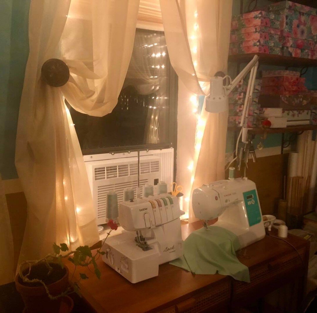 How cozy is my sewing nook now? #happysewing #sewingroom #sewinglove #sewhappy #creativejourney #cozyvibes