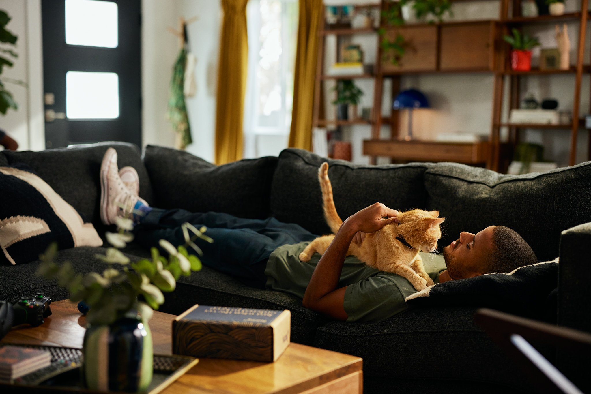 Fuzzy_Cat dad on couch_5490.jpg