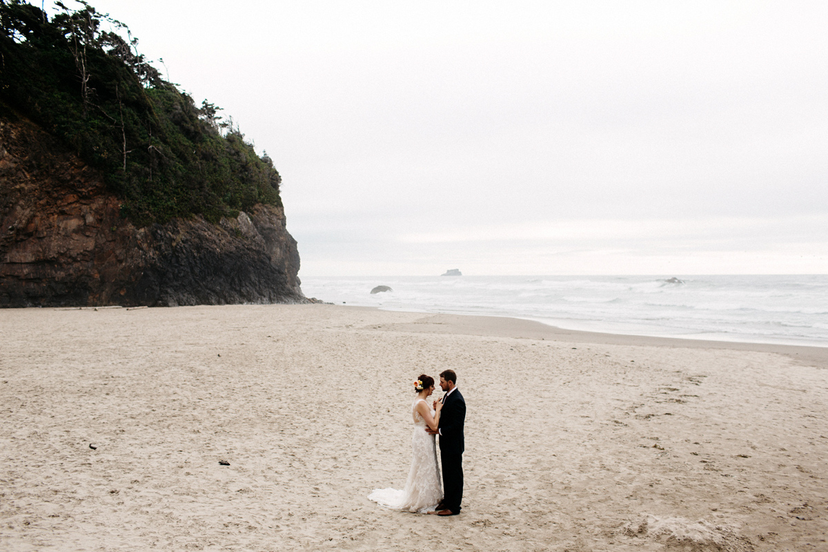 hug point elopement