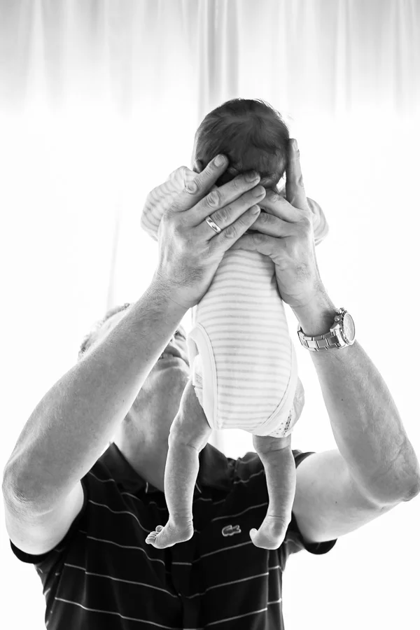 Papá alzando su bebé