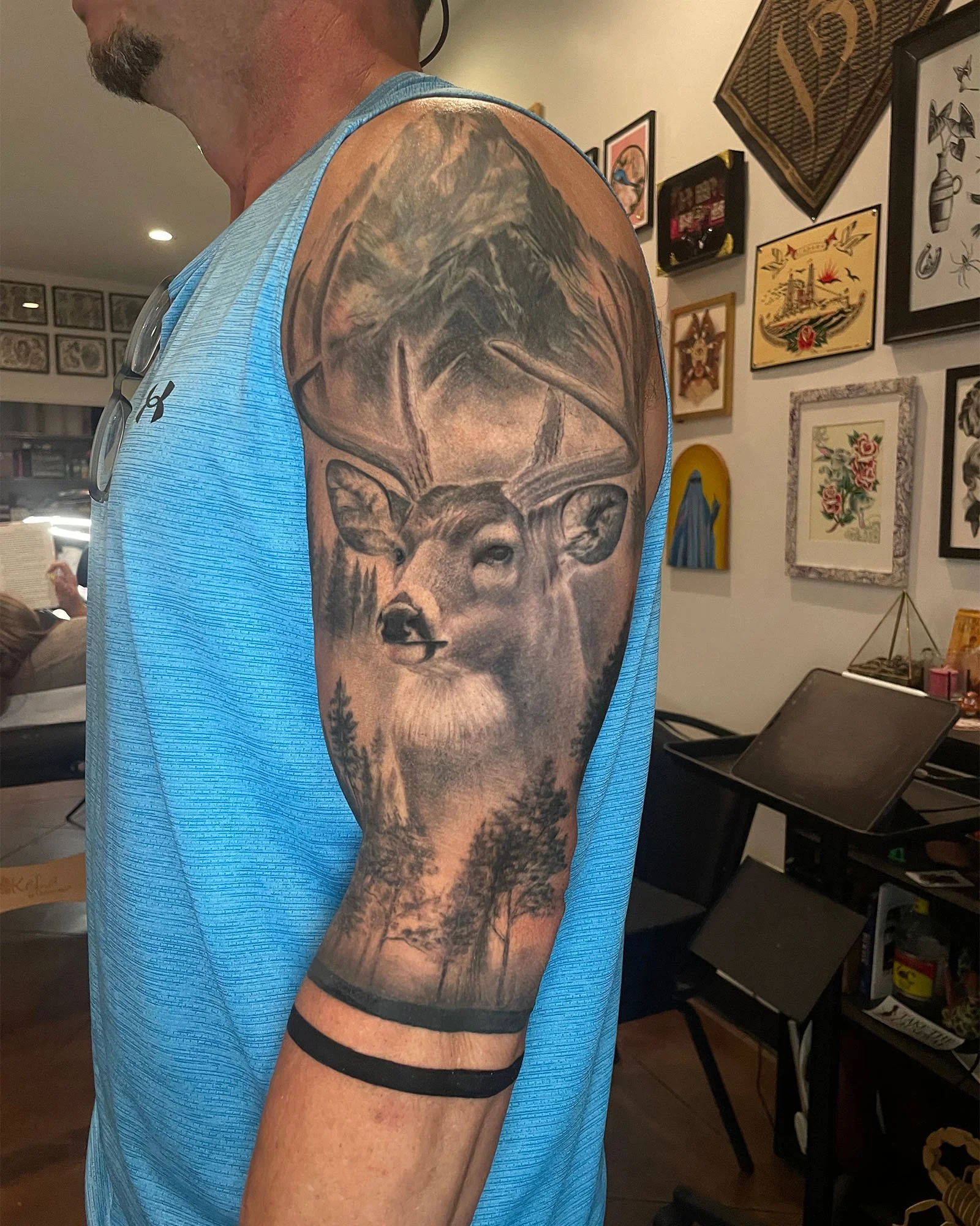 zach-long-black-grey-photo-realistic-hunting-tattoo-daphne-alabama.jpg