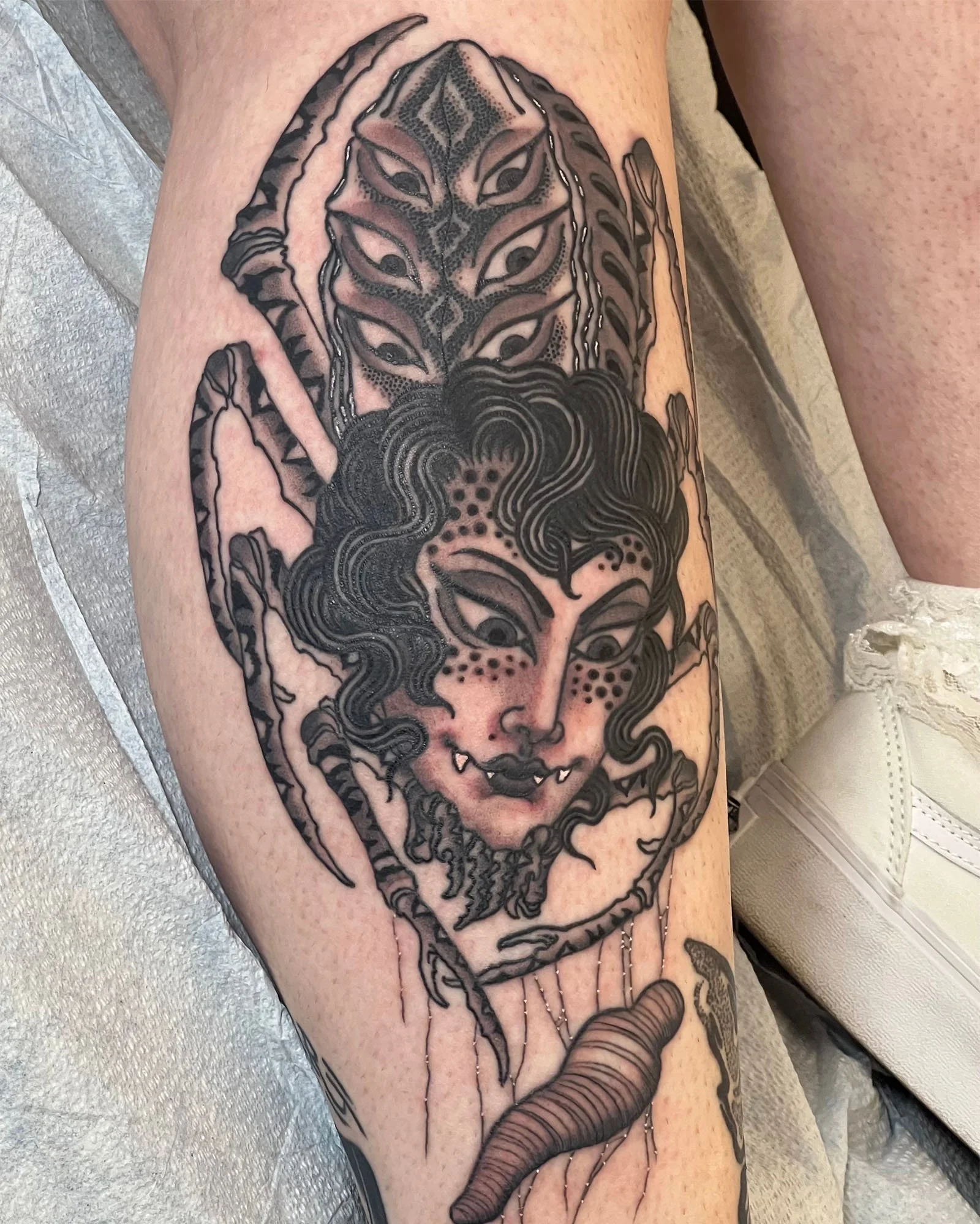robert-johnson-japanese-traditional-bllack-grey-Jorōgumo-tattoo-daphne-alabama.jpg