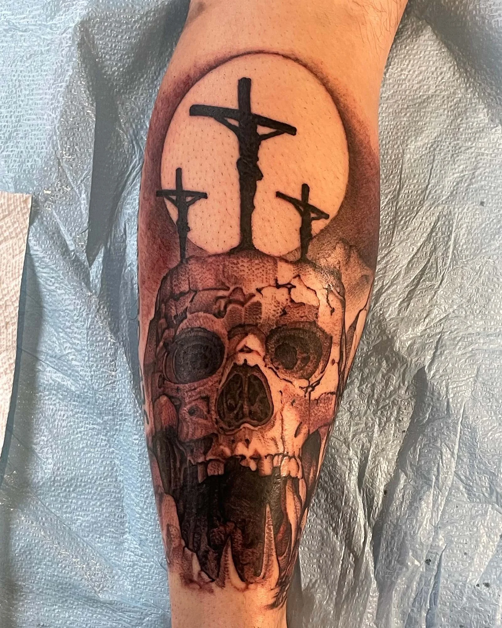 peter-anderson-black-grey-skull-crucifixion-tattoo-daphne-alabama.jpg