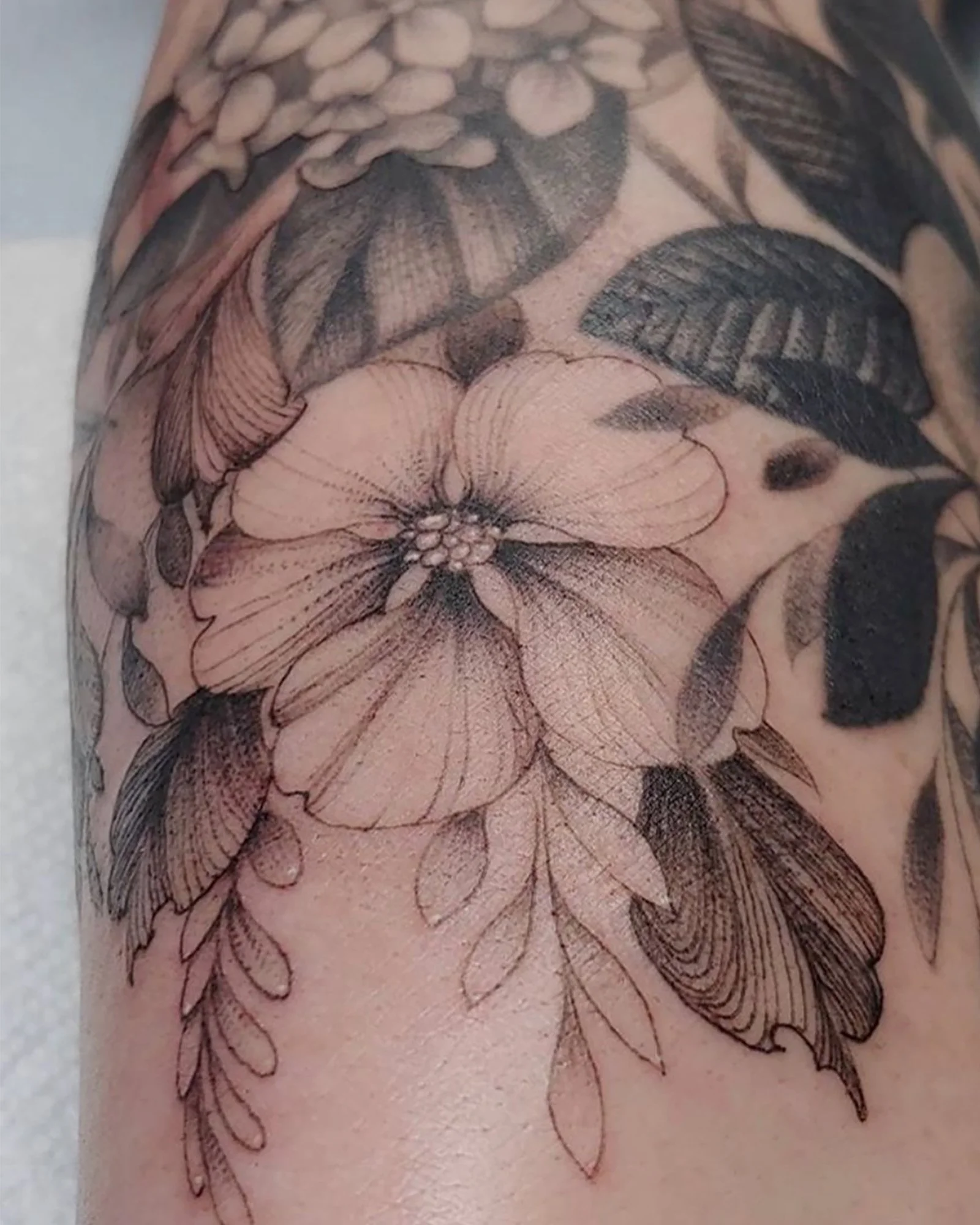 peter-anderson-black-grey-fine-line-flower-tattoo-daphne-alabama.jpg