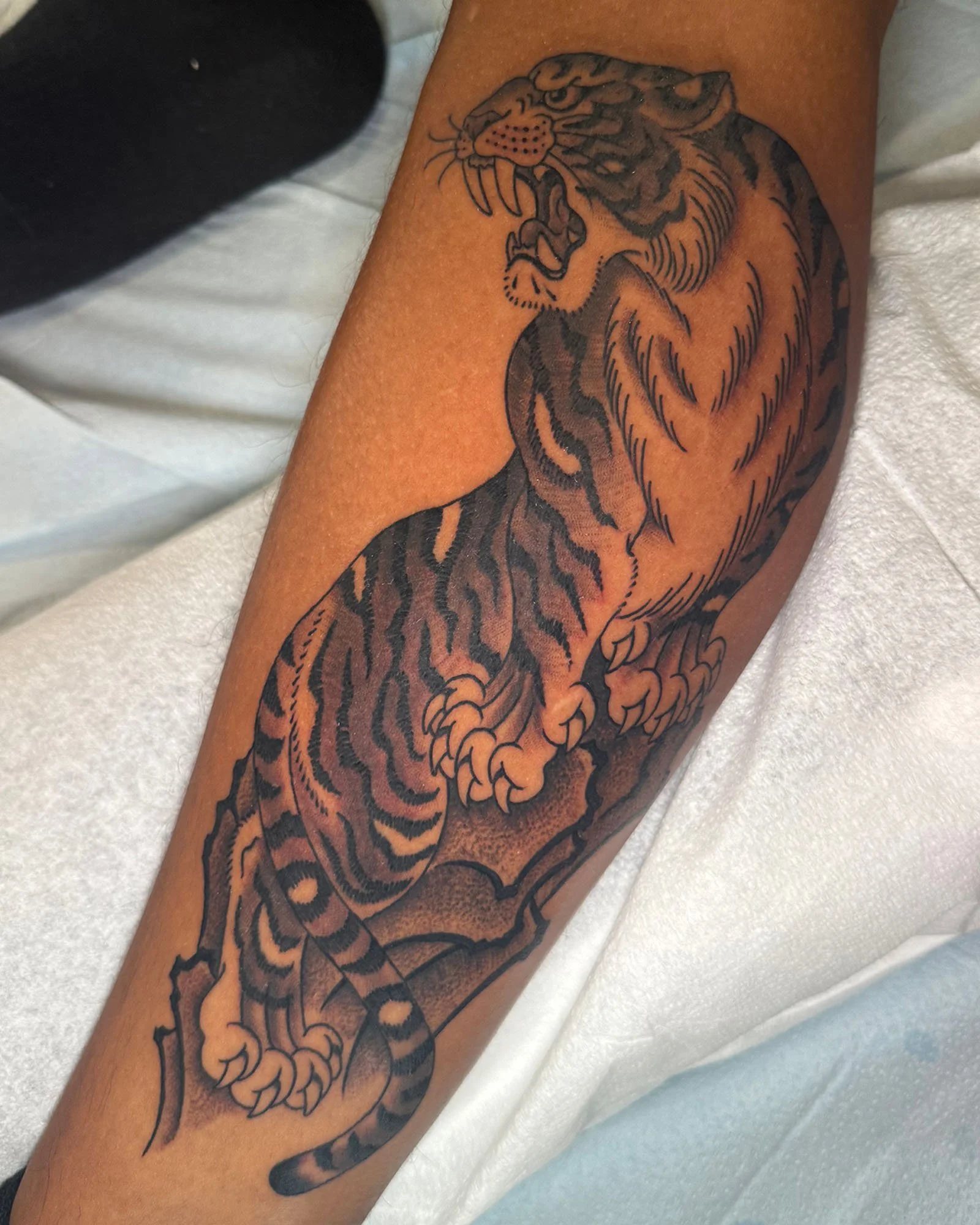 robert-johnson-japanese-traditional-black-grey-tiger-tattoo-daphne-alabama.jpg