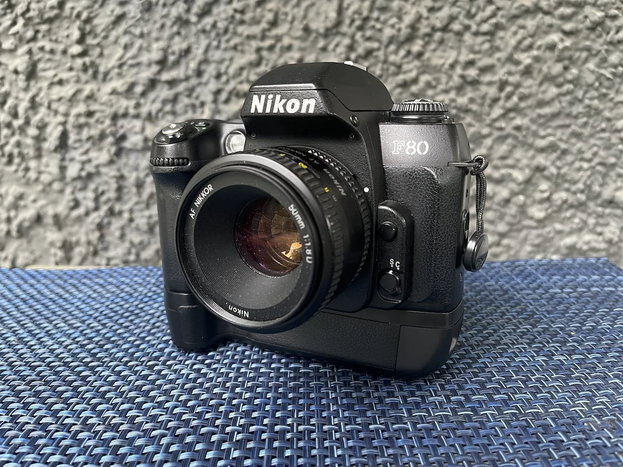 Appareil Photo Nikon F100 Argentique 35 Mm + Objectif AF 28-200 - État Proche Neuf