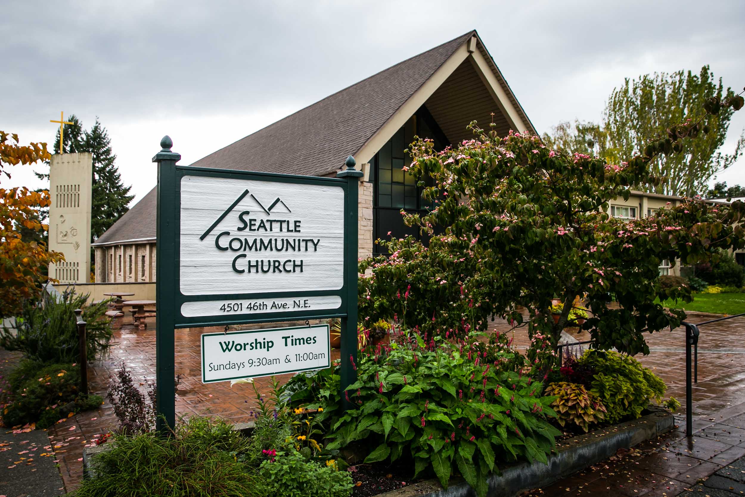 Seattle Community Church Wedding Photography | By G. Lin Photography | Wide shot of the church