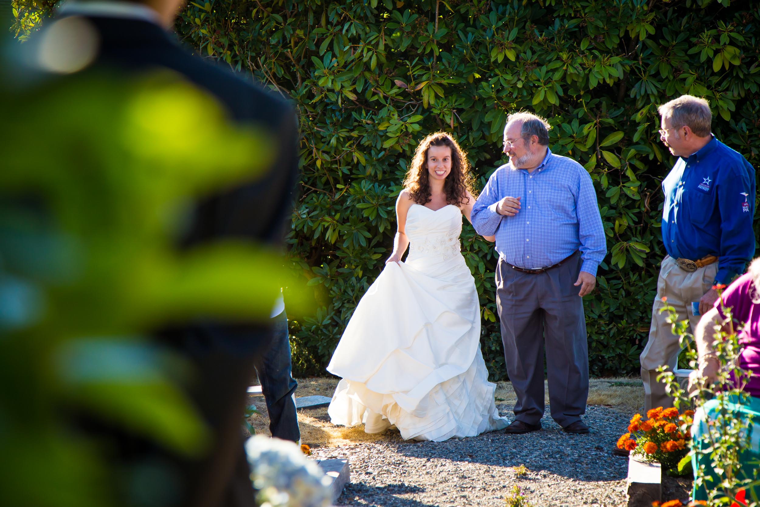 Seattle Wedding Photographer | G. Lin Photography | Bride walking down the aisle with dad