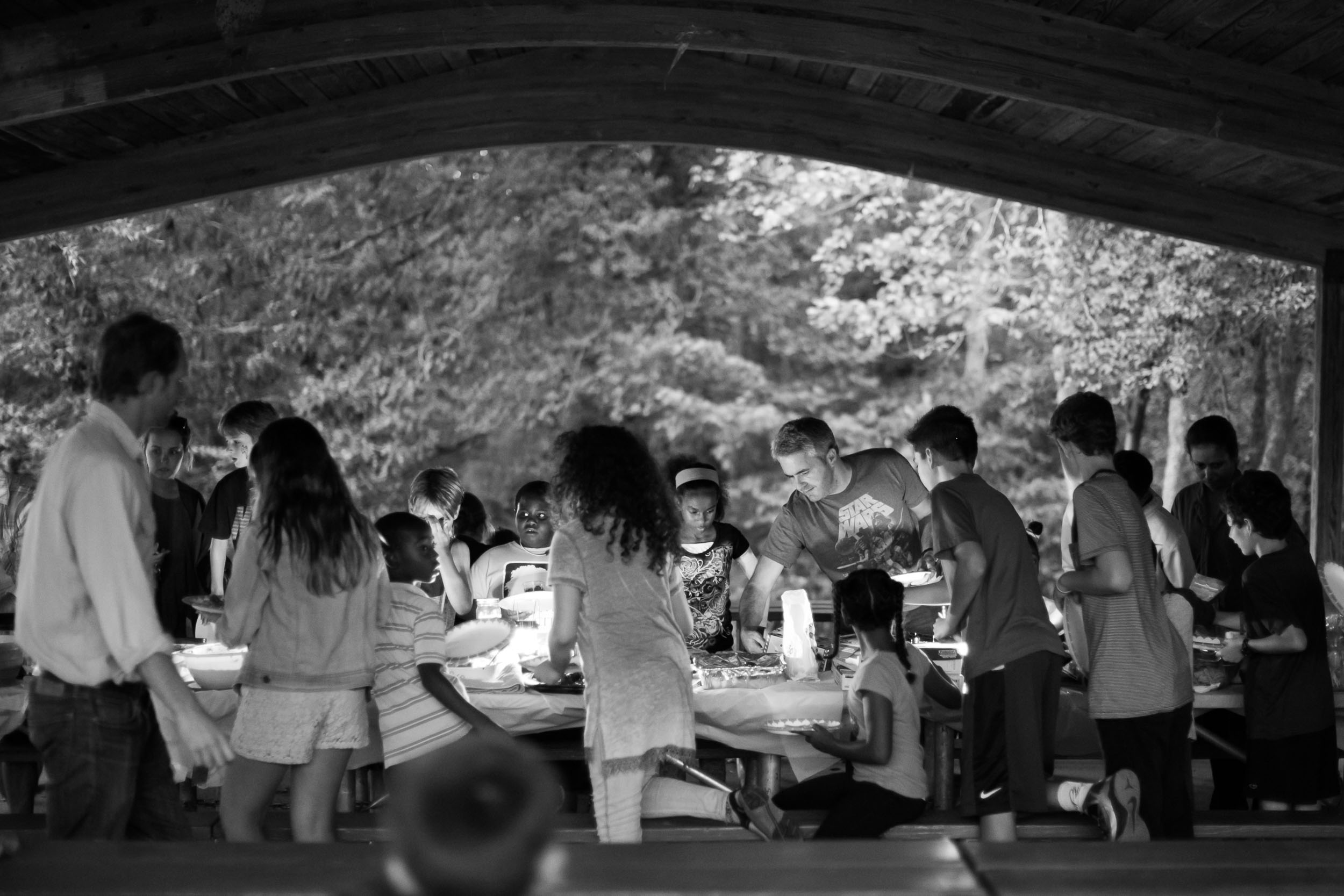 Raleigh Family Photographer | G. Lin Photography | Guests grabbing food at picnic tables