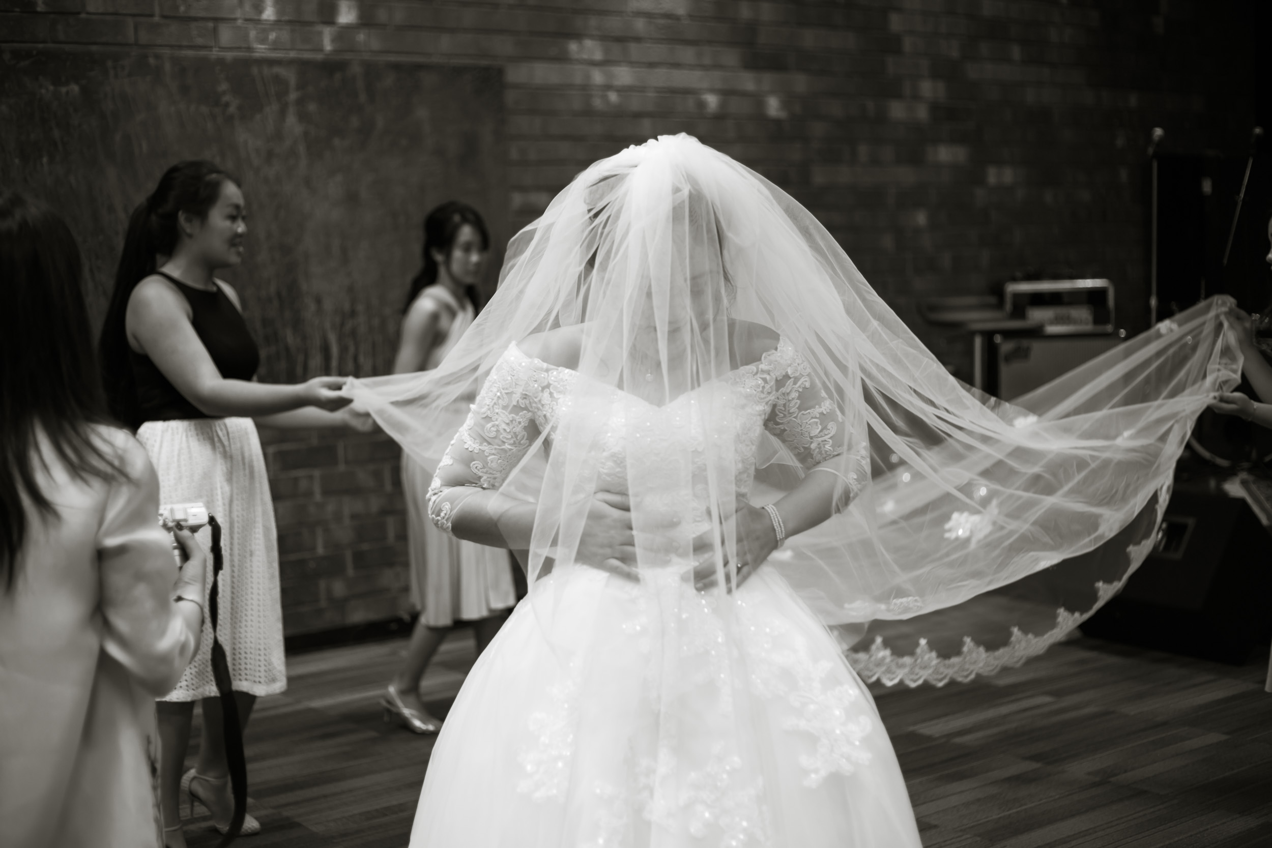 Raleigh Wedding Photographer | G. Lin Photography | Bride waiting for wedding to start