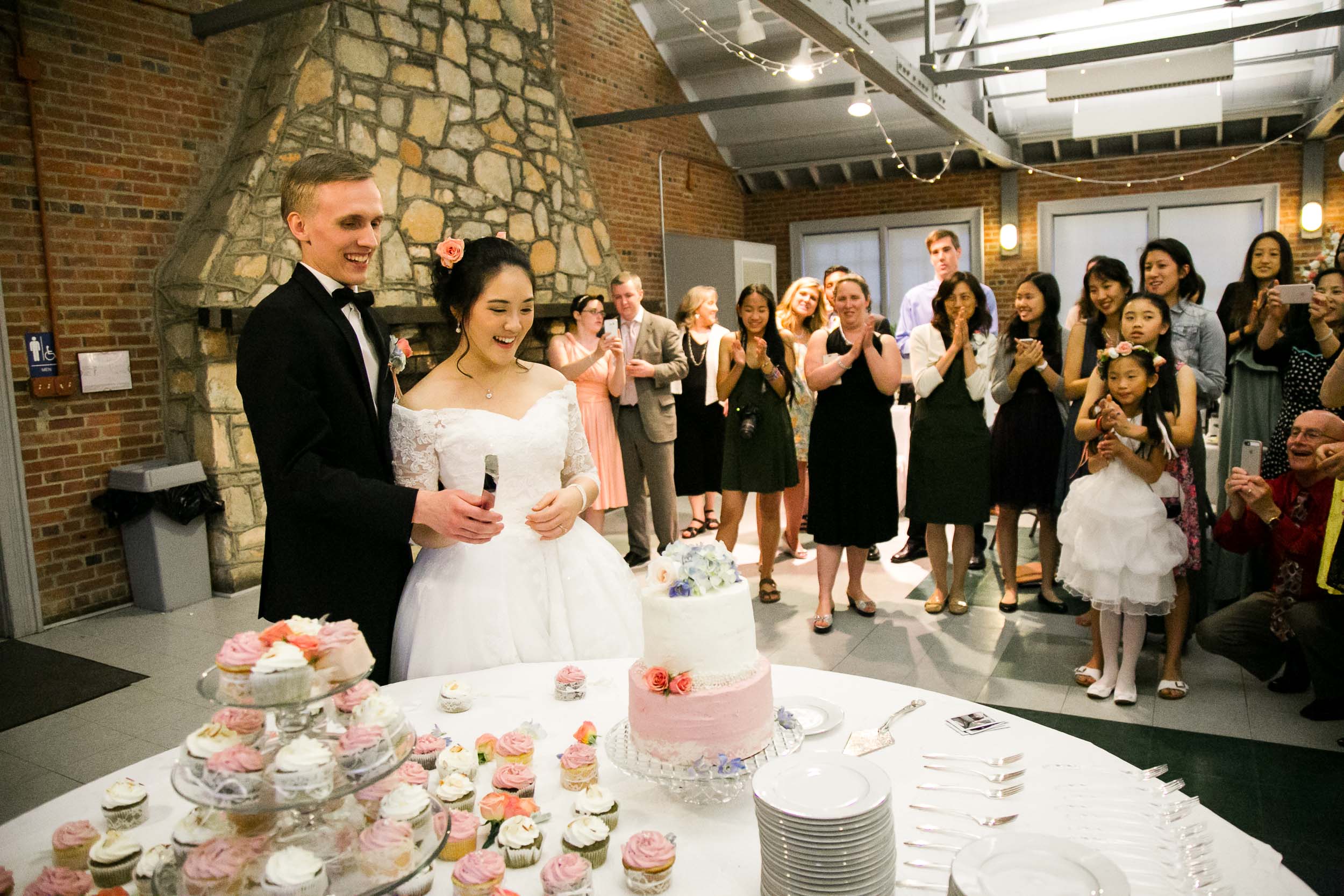 Raleigh Wedding Photographer | G. Lin Photography | Bride and groom cutting the wedding cake