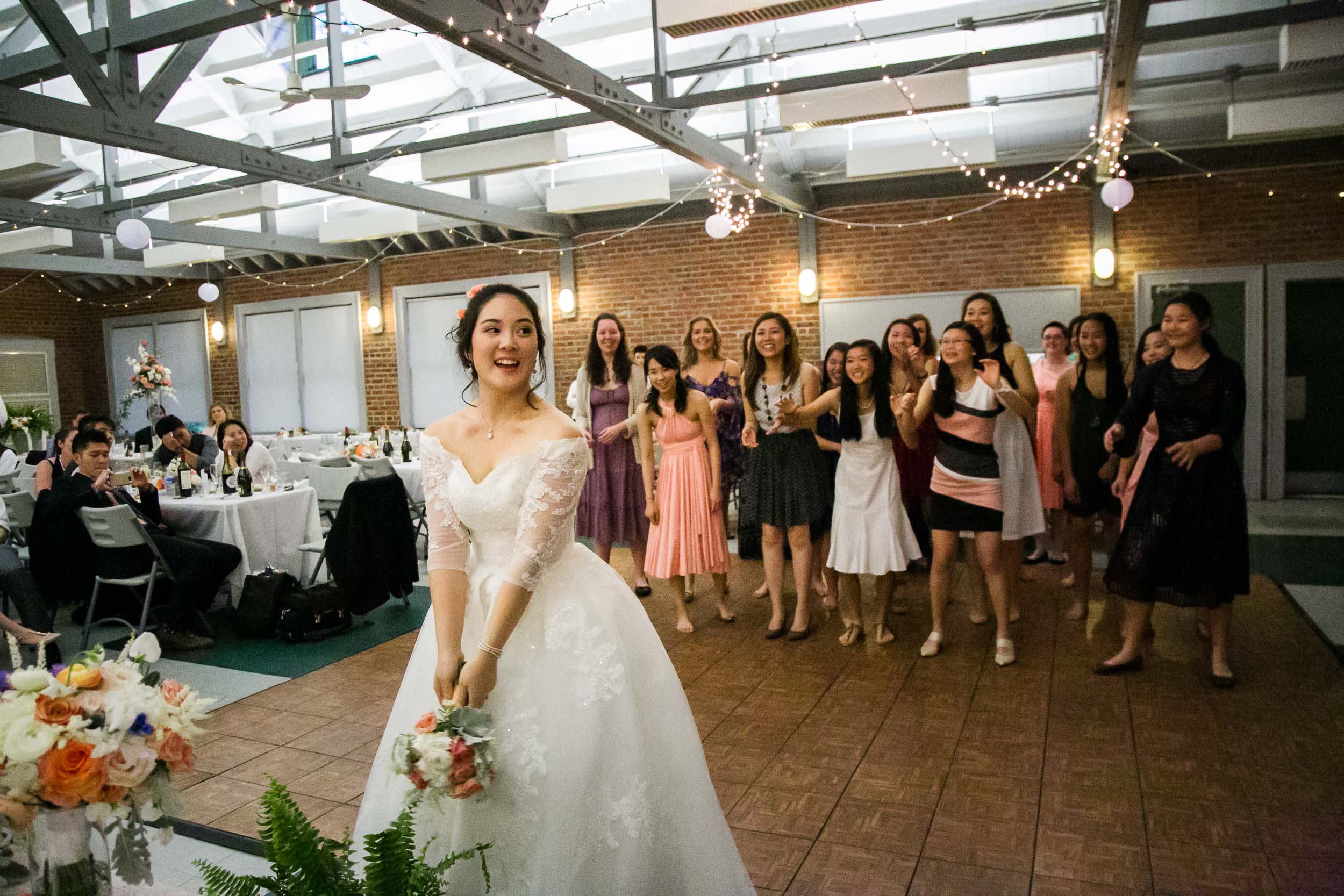 Raleigh Wedding Photographer | G. Lin Photography | Bride standing and getting ready for the bouquet toss